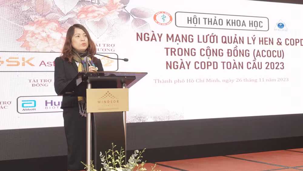 Bà Nguyễn Thị Thu Hằng, Phó giám đốc Bảo hiểm Xã hội Thành phố Hồ Chí Minh phát biểu tại hội thảo.