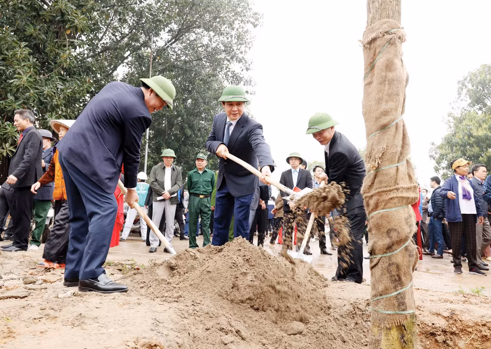 Phó Bí thư Thường trực Tỉnh ủy Phạm Hoàng Anh (ở giữa) trồng cây tại thôn Cao Quang, xã Cao Minh, thành phố Phúc Yên.