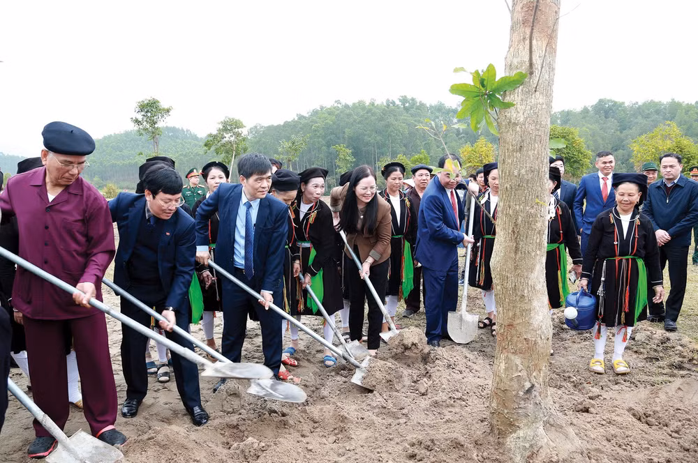 Chủ tịch UBND tỉnh Lê Duy Thành (thứ 2 từ trái sang) trồng cây tại nhà văn hóa thôn Đồng Pheo, xã Yên Dương, huyện Tam Đảo.
