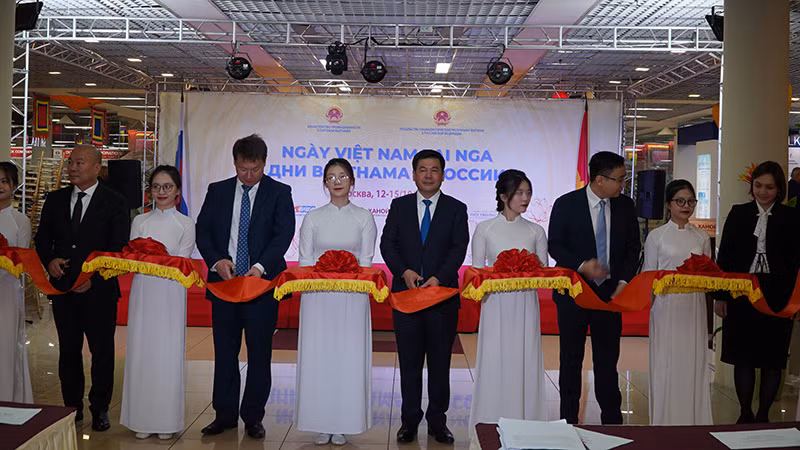 Bộ trưởng Công thương Việt Nam Nguyễn Hồng Diên, Thứ trưởng Phát triển kinh tế Nga Vladimir Ilyichev cùng các đại biểu cắt băng khai mạc sự kiện. (Ảnh: XUÂN HƯNG)
