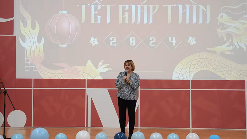 Giám đốc Viện tiếng Nga mang tên A.S.Pushkin Natalia Trukhanovskaya chúc mừng sinh viên Việt Nam đón Tết vui vẻ, an lành. Ảnh: XUÂN HƯNG Giám đốc Viện tiếng Nga mang tên A.S.Pushkin Natalia Trukhanovskaya chúc mừng sinh viên Việt Nam đón Tết vui vẻ, an lành. Ảnh: XUÂN HƯNG