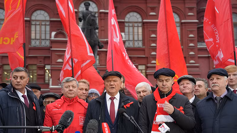 Chủ tịch Đảng Cộng sản Liên bang Nga Genady Zyuganov trả lời báo chí nhân 107 năm Cách mạng Tháng Mười Nga vĩ đại.