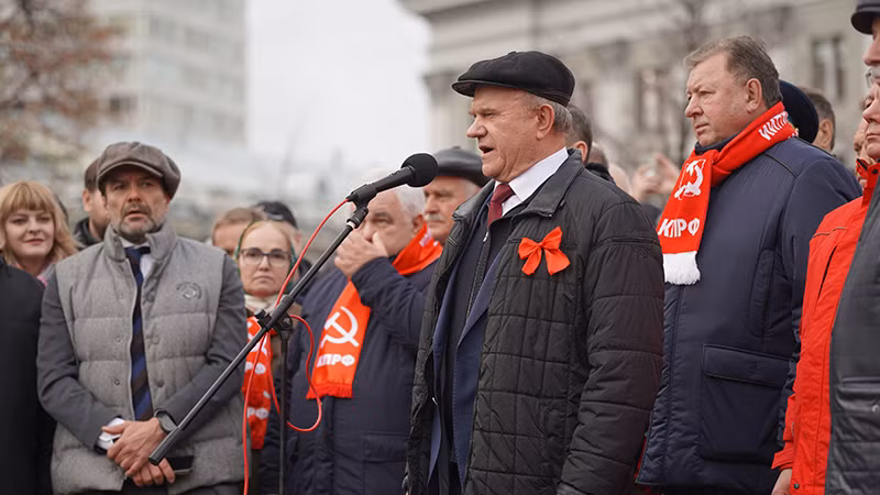 Chủ tịch Đảng Cộng sản Liên bang Nga Genady Zyuganov phát biểu tại lễ mít-tinh. (Ảnh: XUÂN HƯNG)