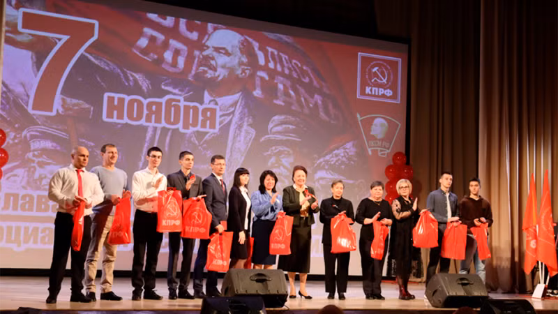 Tại thành phố Volgograd tổ chức buổi hòa nhạc nhân kỷ niệm Cách mạng Tháng Mười. (Ảnh: KPRF.RU)