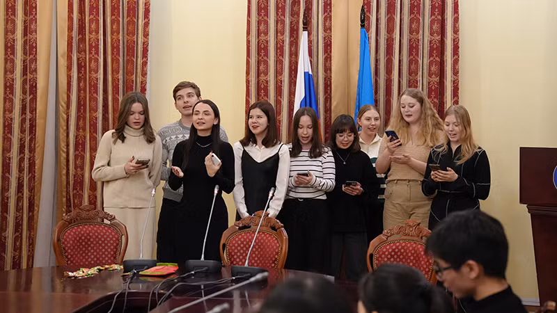 Sinh viên Nga học tiếng Việt cùng nhau hát bài hát "Như có Bác Hồ trong ngày vui đại thắng". Ảnh: XUÂN HƯNG