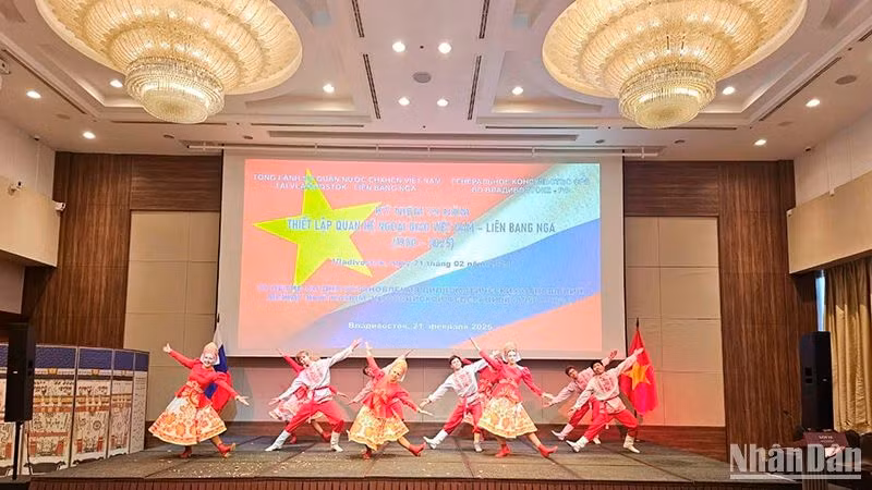 Tiết mục biểu diễn của bạn bè Nga tại lễ kỷ niệm.