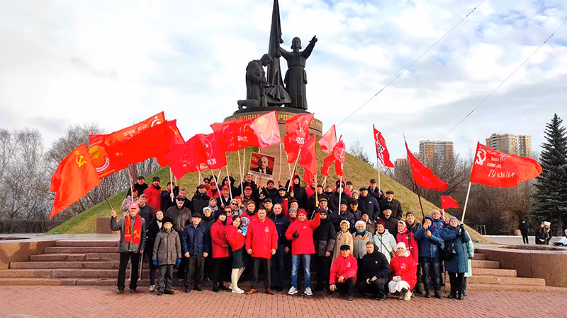 Kỷ niệm Cách mạng Tháng Mười tại Cheboksary thuộc Cộng hòa Chuvash, Liên bang Nga. (Ảnh: KPRF121.RU)