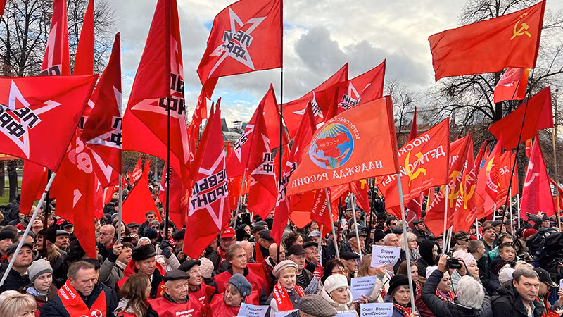 Lễ mít-tinh kỷ niệm 106 năm Cách mạng Tháng Mười Nga vĩ đại tại Quảng trường Đỏ ở thủ đô Moskva. (Ảnh: XUÂN HƯNG)