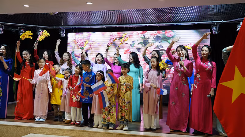 Văn nghệ chào mừng chương trình. Ảnh: XUÂN HƯNG