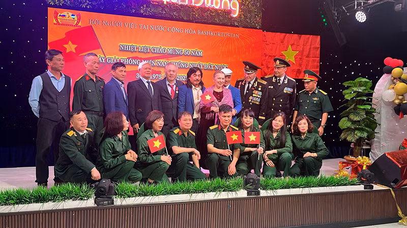 Kỷ niệm 50 năm Giải phóng miền nam, thống nhất đất nước tại thành phố Ufa, thủ phủ Cộng hòa Bashkortostan thuộc Liên bang Nga.