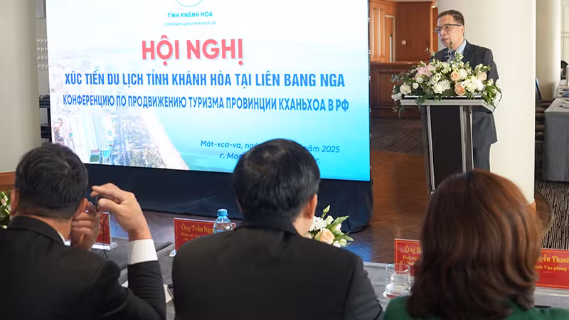 Đại sứ Việt Nam tại Liên bang Nga Đặng Minh Khôi phát biểu tại Hội nghị. (Ảnh: XUÂN HƯNG)