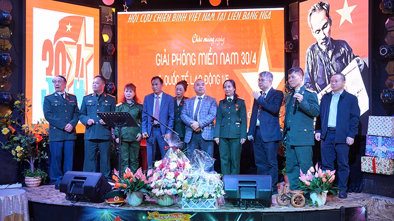 Các chiến binh và khách mời cùng nhau hát những bài hát ca ngợi quê hương, đất nước. (Ảnh: XUÂN HƯNG)