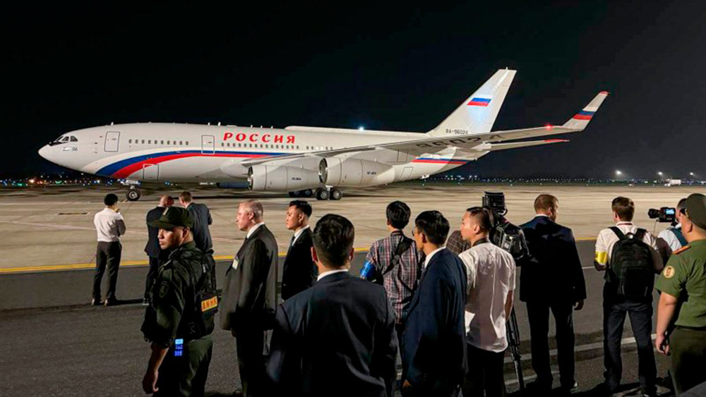 Chuyên cơ của Tổng thống Vladimir Putin hạ cánh xuống sân bay quốc tế Nội Bài. (Ảnh: TASS)