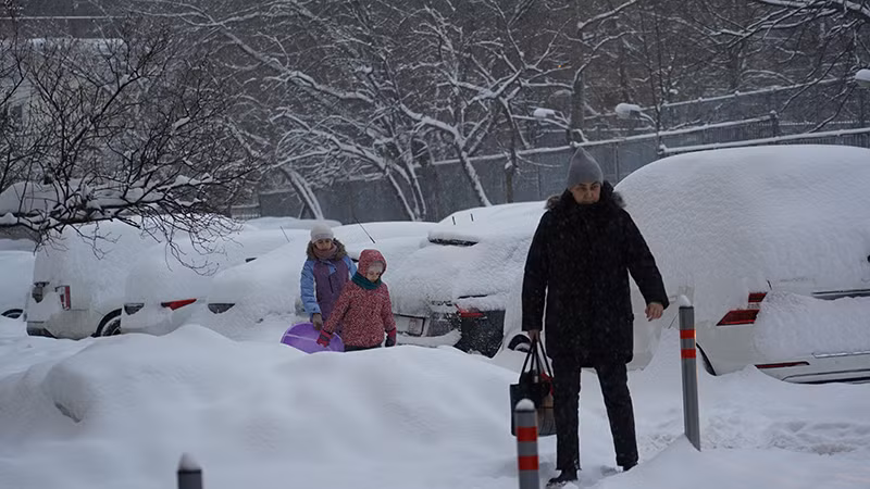 Người dân Moskva đi lại khó khăn trong thời tiết khắc nghiệt do tuyết rơi dày. (Ảnh: XUÂN HƯNG)
