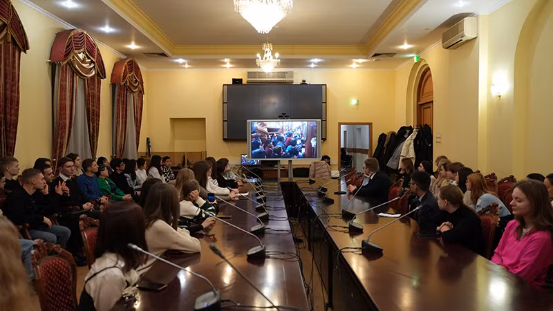 Các bạn trẻ Nga xem các phong tục đón Tết Nguyên đán ở Việt Nam. (Ảnh: XUÂN HƯNG)