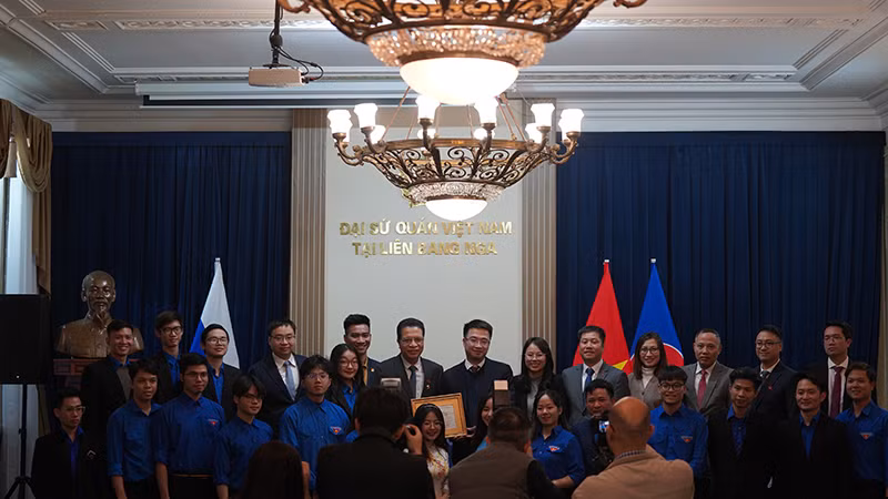 Đại sứ Việt Nam tại Nga Đặng Minh Khôi, các đại biểu và đoàn viên, thanh niên chụp ảnh lưu niệm. (Ảnh: XUÂN HƯNG)