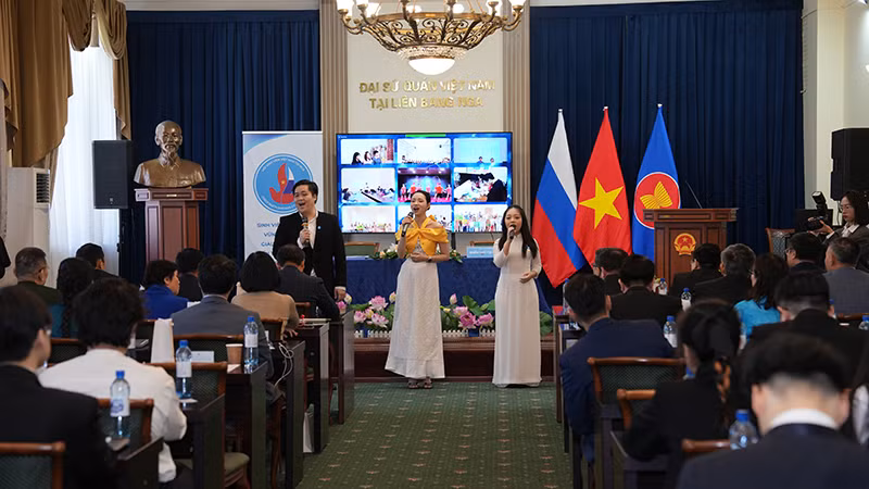 Tiết mục văn nghệ của sinh viên chào mừng Đại hội. (Ảnh: XUÂN HƯNG)