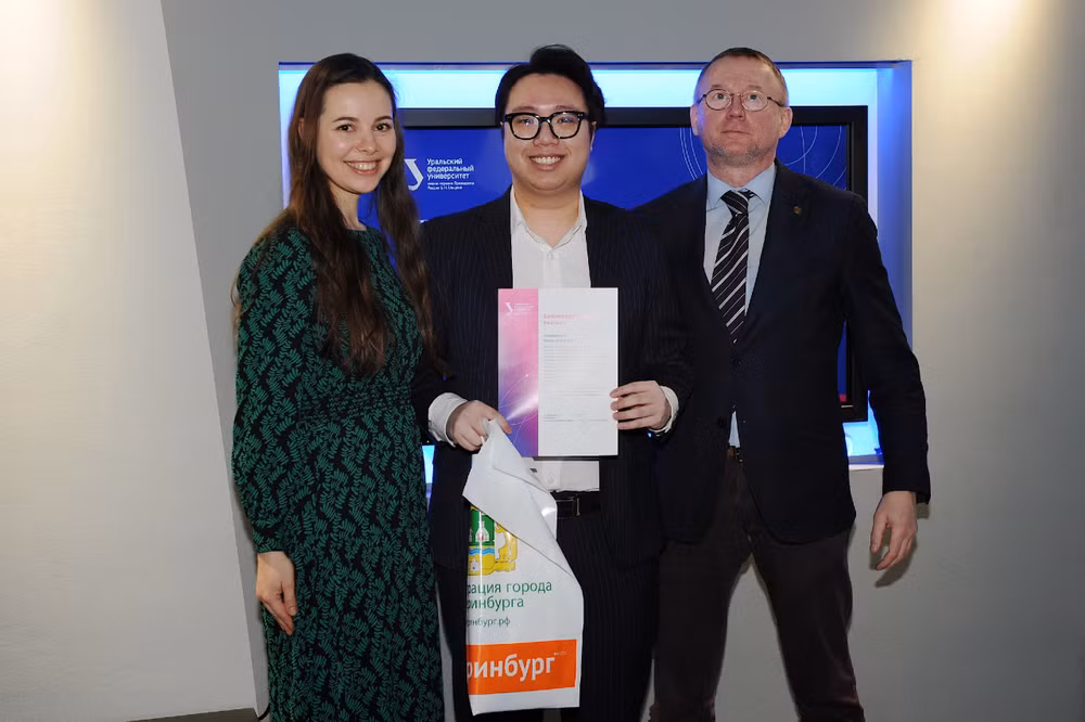 Nguyễn Phúc Lâm (giữa) nhận Giải thưởng từ Ban tổ chức cuộc thi.