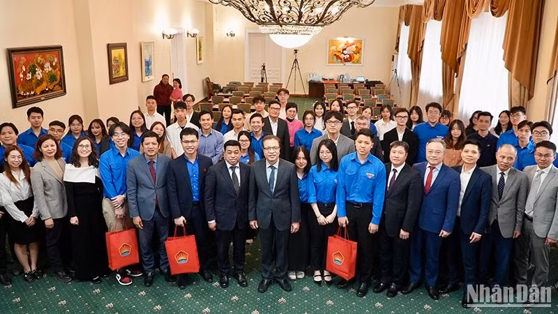 Đại sứ Đặng Minh Khôi và các đại biểu chụp ảnh lưu niệm với đại diện thanh niên, sinh viên Việt Nam tại Liên bang Nga. (Ảnh: XUÂN HƯNG)