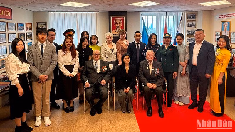 Tổng Lãnh sự Việt Nam tại Ekaterinburg Nguyễn Mai Hường và các đại biểu chụp ảnh lưu niệm.