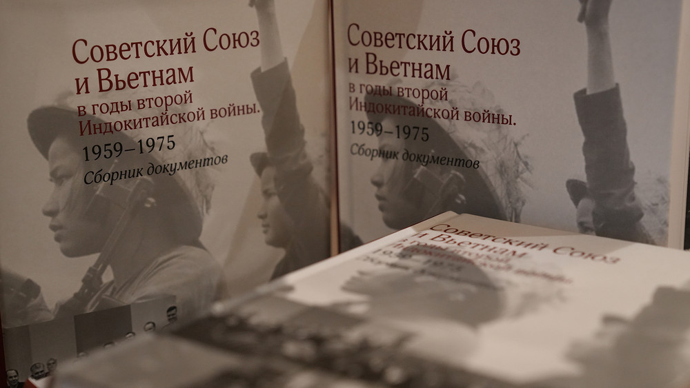 Bìa cuốn sách “Liên Xô và Việt Nam trong những năm Chiến tranh Đông Dương lần thứ hai 1959-1975: Tuyển tập các văn kiện”. (Ảnh: XUÂN HƯNG)