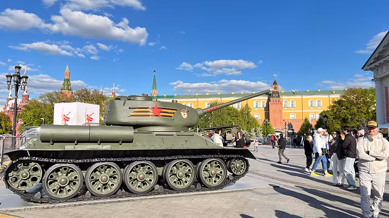 Xe tăng huyền thoại T-34 được trưng bày tại lối vào Trung tâm báo chí quốc tế. (Ảnh: XUÂN HƯNG)