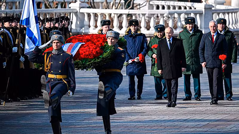 Tổng thống Nga Vladimir Putin và Bộ trưởng Quốc phòng Andrei Belousov đặt hoa tại Mộ Chiến sĩ vô danh ở thủ đô Moskva. (Ảnh: TASS)