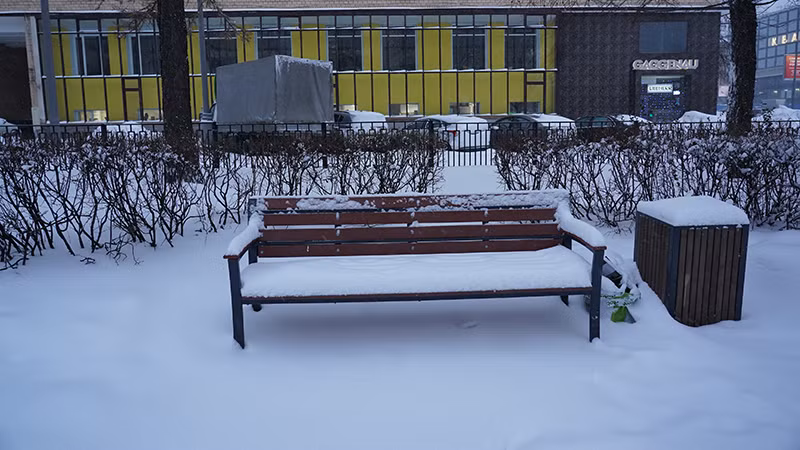 Ghế ngồi trong công viên ở thủ đô Moskva đã bị băng tuyết phủ kín. (Ảnh: XUÂN HƯNG)