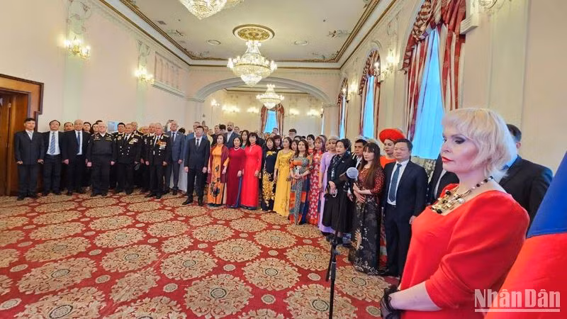 Đông đảo bà con cộng đồng và người Nga dự lễ kỷ niệm.