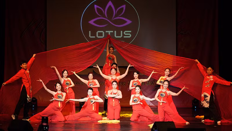 Tiết mục múa của sinh viên Đại học Tổng hợp Hữu nghị các dân tộc Nga. (Ảnh: XUÂN HƯNG)