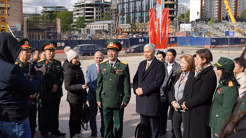 Các cựu chiến binh tự hào kể về Đại thắng mùa Xuân năm 1975. (Ảnh: XUÂN HƯNG)