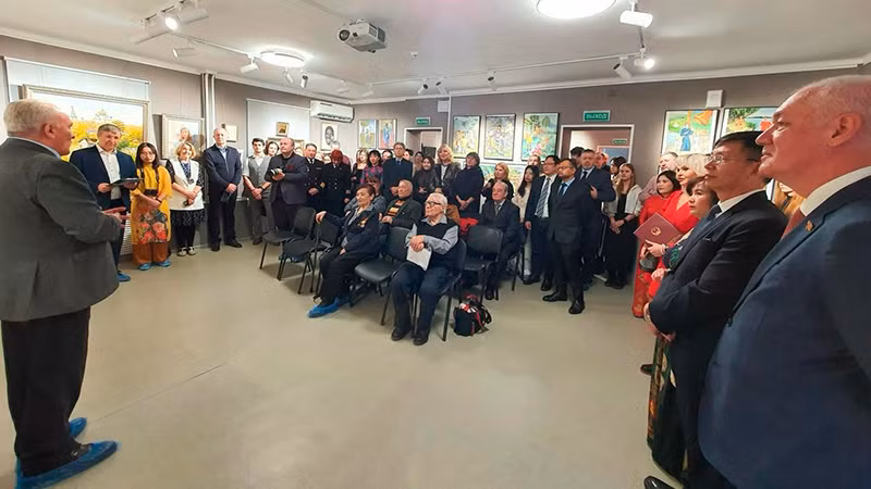 Đông đảo người dân Nga và Việt Nam tham dự lễ khai mạc.