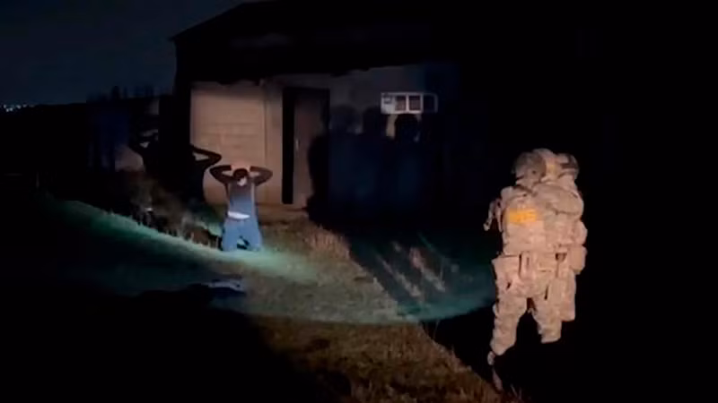 Bắt giữ các nghi phạm âm mưu thực hiện tấn công khủng bố ở Dagestan, ngày 7/12/2024. (Ảnh: Kommersant.ru)