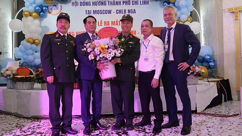 Đại diện Hội cựu chiến binh Việt Nam tại Liên bang Nga tặng hoa chúc mừng Hội đồng hương Chí Linh.