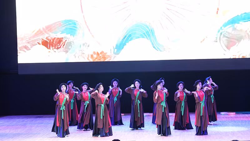 "Bắc Bling" do Nhóm nhảy "Chim én" biểu diễn.