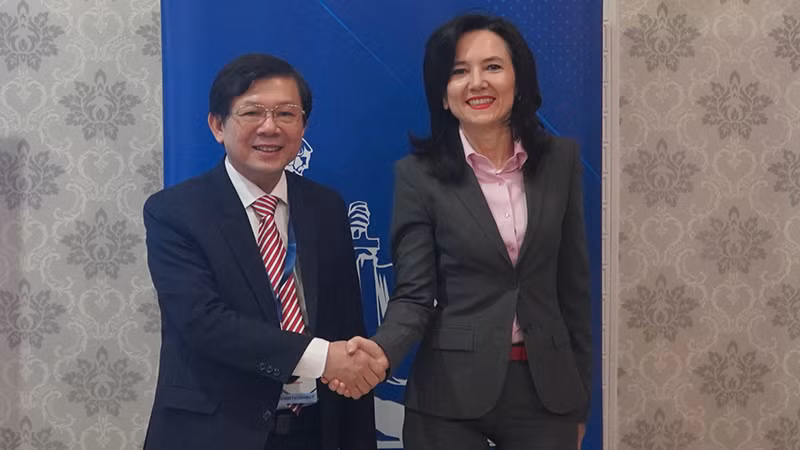 Phó Chủ tịch Ủy ban Trung ương Mặt trận Tổ quốc Việt Nam Nguyễn Hữu Dũng và Viện trưởng Viện Xã hội Liên bang Nga Lidiya Mikheeva. (Ảnh: XUÂN HƯNG)