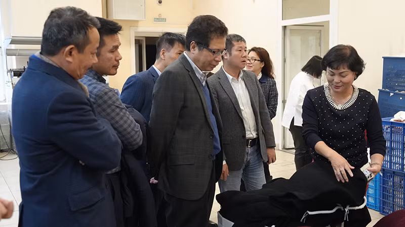 Thăm xưởng may của bà con cộng đồng người Việt Nam tại Vladimir.