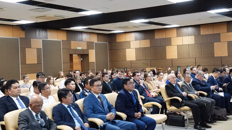 Đại diện nhiều thế hệ Việt Nam và Nga tham dự Hội thảo. (Ảnh: XUÂN HƯNG)