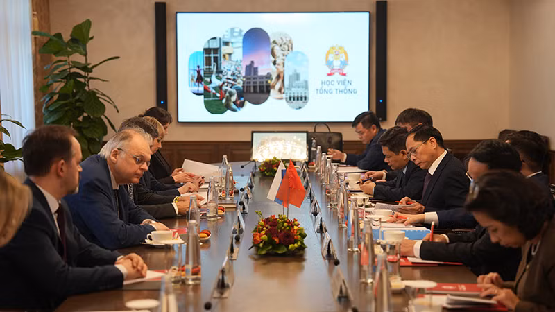 Phó Thủ tướng, Bộ trưởng Ngoại giao Bùi Thanh Sơn thăm Học viện Tổng thống. (Ảnh: XUÂN HƯNG)