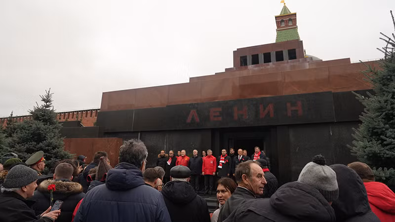 Đặt hoa tại Lăng V.I.Lenin.