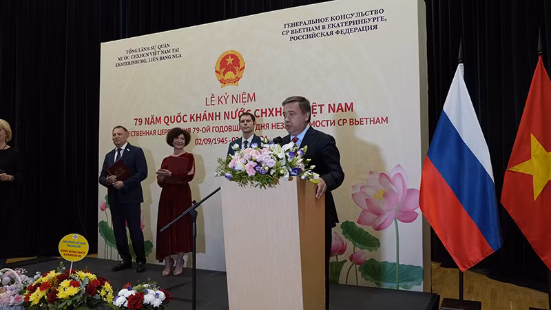 Đại diện Bộ Ngoại giao Nga tại thành phố Ekaterinburg Alexander Kharlov chúc mừng nhân dân Việt Nam nhân ngày lễ lớn.