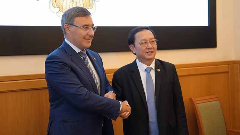 Bộ trưởng Huỳnh Thành Đạt và Bộ trưởng Valery Falkov tại cuộc gặp. (Ảnh: XUÂN HƯNG)