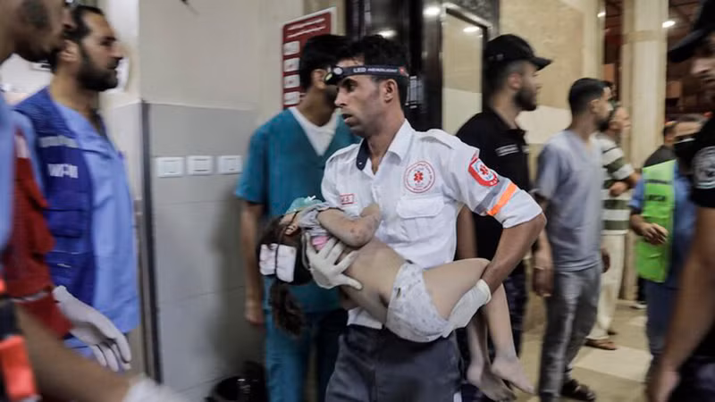 Trong số nạn nhân có cả phụ nữ và trẻ em. (Ảnh: TASS/EPA)