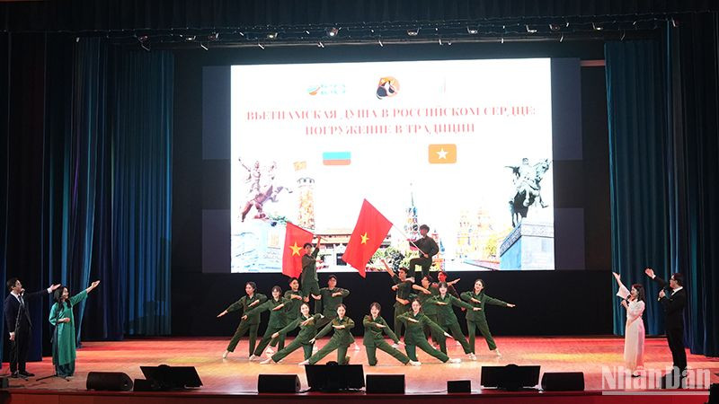 Tiết mục "Quân đội ta - Quân đội anh hùng" do sinh viên Việt Nam biểu diễn.