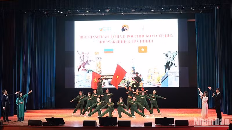 Tiết mục "Quân đội ta - Quân đội anh hùng" do sinh viên Việt Nam biểu diễn.