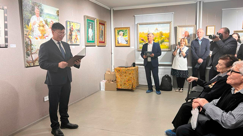 Tổng Lãnh sự Việt Nam tại Vladivostok Nguyễn Đăng Hiền phát biểu tại lễ khai mạc Triển lãm.
