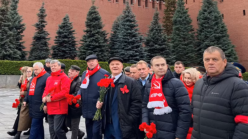 Chủ tịch Đảng Cộng sản Liên bang Nga Gennady Zyuganov vào Lăng V.I. Lênin đặt hoa. (Ảnh: XUÂN HƯNG)