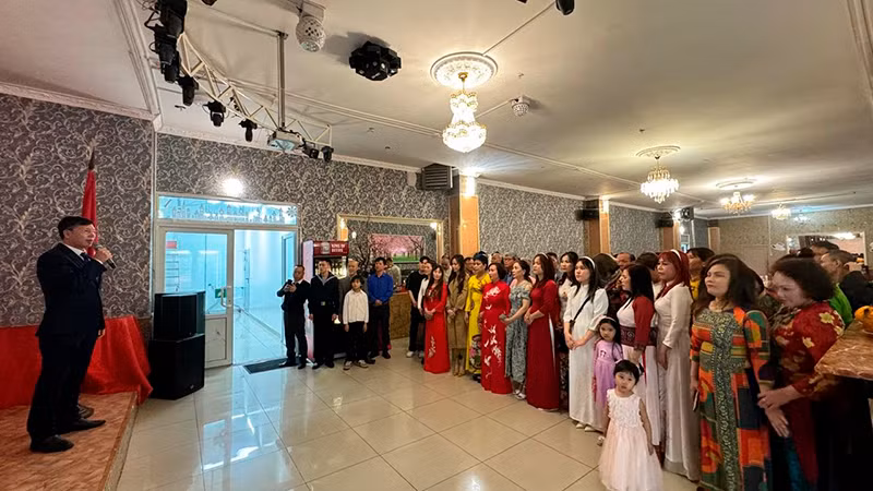 Tổng Lãnh sự Việt Nam tại Vladivostok Nguyễn Đăng Hiền phát biểu tại cuộc gặp mặt.