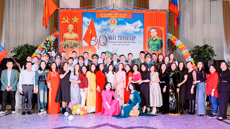 Bà con cộng đồng người Việt Nam tại thành phố Pyatigorsk long trọng kỷ niệm 80 năm Ngày thành lập Quân đội nhân dân Việt Nam.