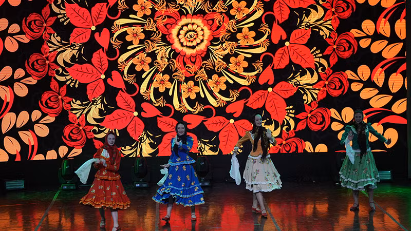 Sinh viên Nga tham gia biểu diễn tại "Ngày Việt Nam".